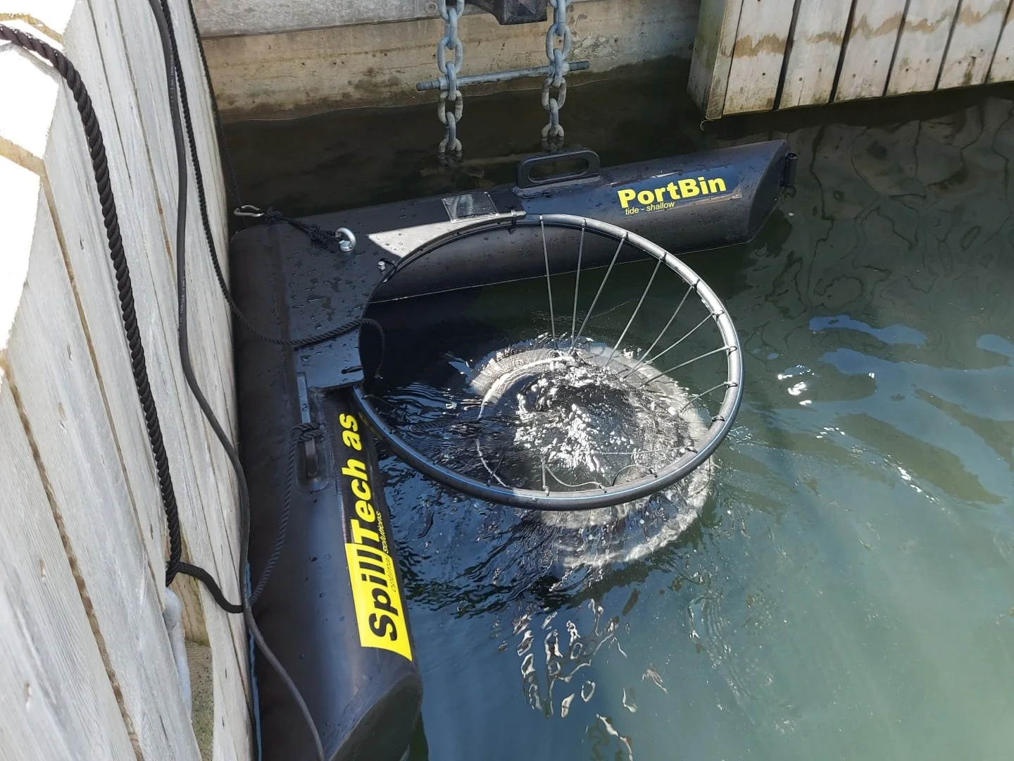 PortBin Tide installerad vid en brygga